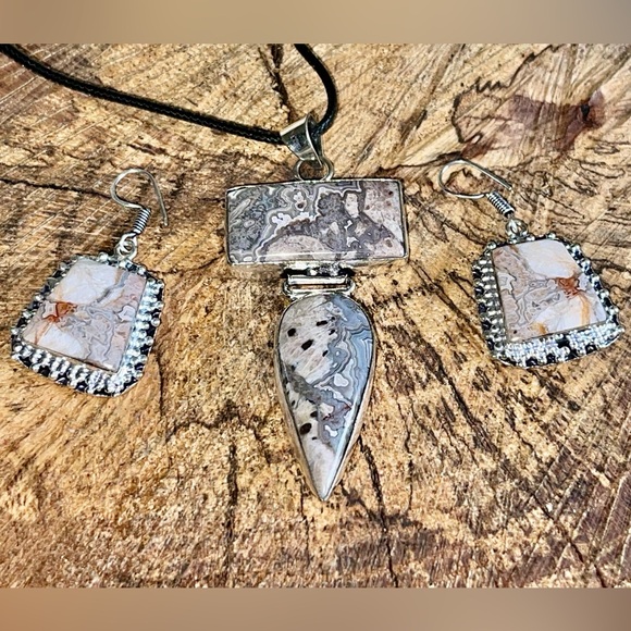 Crazy Lace Agate Pendant & Earrings Set - Picture 2 of 5